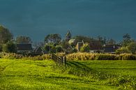 Het Friese dorpje Lichtaard in de nazomerzon met een donkere lucht op de achtergrond van Harrie Muis thumbnail