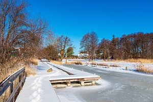 Steg am Bodden bei Wieck auf dem Fischland-Darß im Winter