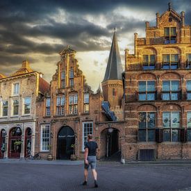 Wandelen aan de oude markt in Zutphen tijdens zonsondergang van Bart Ros