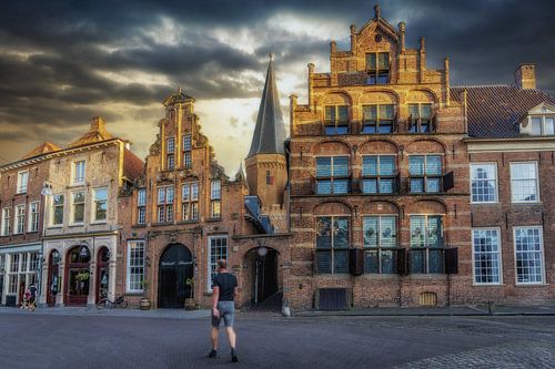 Wandelen aan de oude markt in Zutphen tijdens zonsondergang
