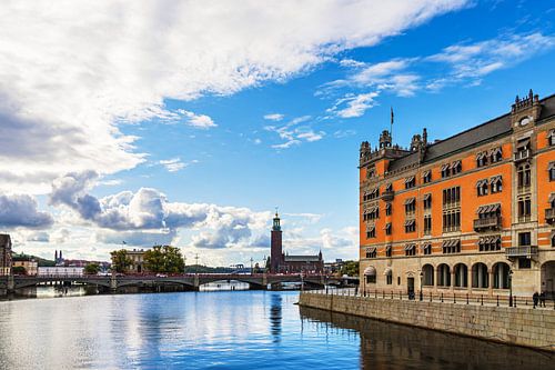 Brug en historische gebouwen in Stockholm, Zweden