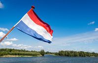 Niederländische Flagge am Heck eines Bootes von Ruud Morijn Miniaturansicht
