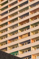 Des balcons colorés à la lumière du soleil