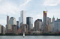 New York skyline met zeilboot van Remke Spijkers thumbnail
