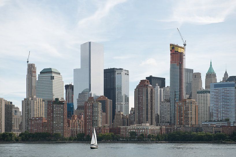 New York skyline met zeilboot van Remke Spijkers