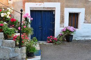 Treppe und alte Fassade mit Blumen in Frankreich