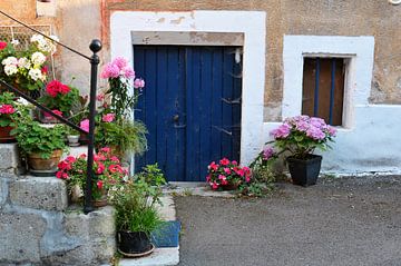 Treppe und alte Fassade mit Blumen in Frankreich von Blond Beeld