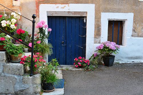 Oude trap en gevel met bloemen in Frankrijk