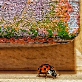 Ladybird walks past in front of Toon Hermans painting by Ruben van Gogh - smartphoneart