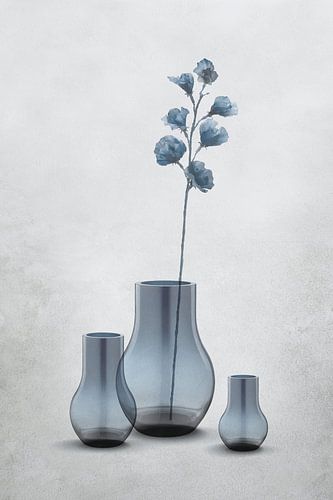 Vases en verre dans des tons transparents de gris-bleu