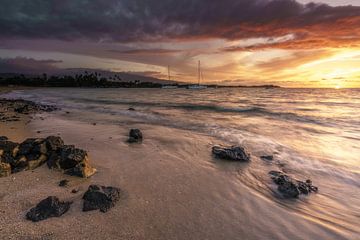 Sonnenuntergangsfarben Hawaii am Strand von road to aloha