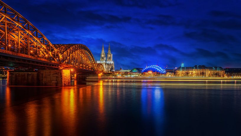 Kölns Blaue Stunde: Brücke und Dom in der Dämmerung von Bart Ros