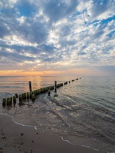 Buhnen im Sonnenuntergang an der Küste der Ostsee bei Graal Müritz