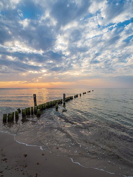 Buhnen im Sonnenuntergang an der Küste der Ostsee bei Graal Müritz von Rico Ködder