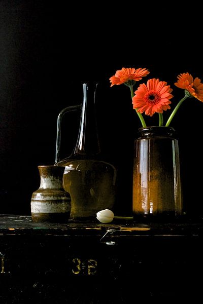 Bild eines Stillebens mit Vasen aus den 70er Jahren mit Gerberas. von Therese Brals