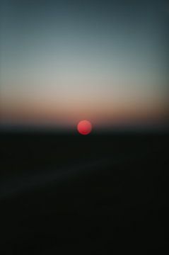 Abstracte zonsopgang met rode zon van Ayla Maagdenberg