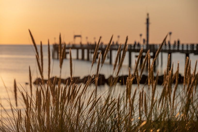Oostzee: Zonsondergang bij de pier Wustrow / Darß bij zonsondergang van t.ART