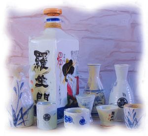 Stilleben japanische Sake-Flaschen und -Becher