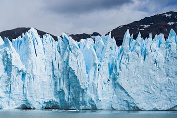 Uitzicht op de ruige Perito Moreno gletsjer in Argentinië van Shanti Hesse