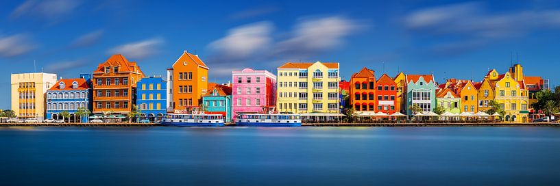 Curaçao in het Caribisch gebied met de kleurrijke huizen van Willemstad. van Voss fotografie