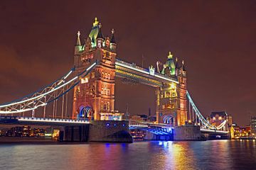 Tower brug in Londen Engeland bij nacht van Eye on You