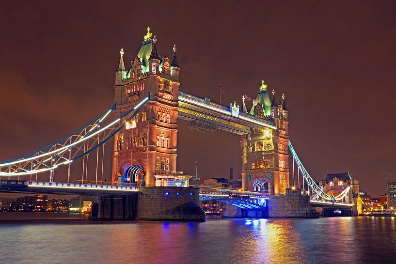 Tower brug in Londen Engeland bij nacht van Eye on You