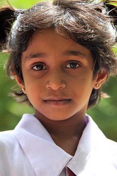 Klein schoolmeisje in Sri Lanka