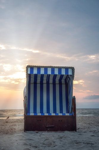Chaise de plage sur la côte de la mer Baltique