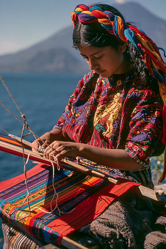 Style Kodachrome : une femme maya devant son métier à tisser au Guatemala