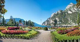 magnifique parc aux parterres de fleurs colorés, station touristique de Riva de sur SusaZoom