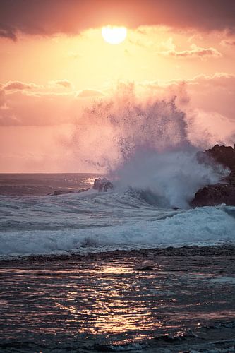 Zonsondergang Golven beuken tegen rotsen