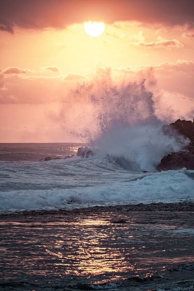 Les vagues du coucher de soleil s'écrasent contre les rochers par Heiko Meier