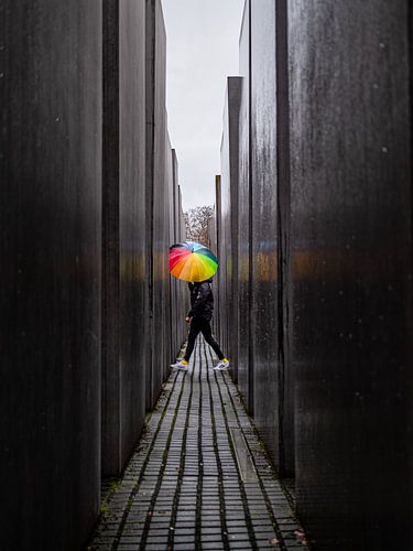 Parapluie arc-en-ciel au mémorial de l'Holocauste.