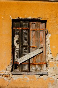Verwitterte Läden & Orange Putzwand – Wabi-Sabi Fassade