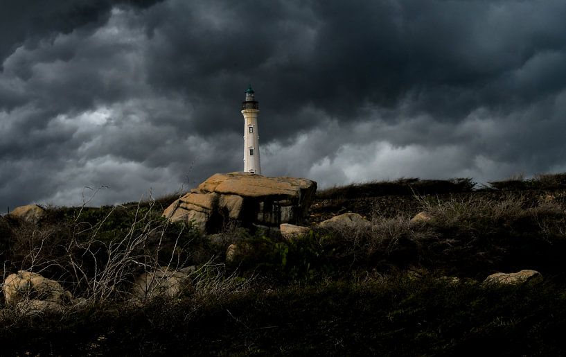 Nuages d'orage autour du phare d'Aruba par Ronald Huijben
