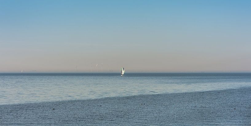 Segelschiff an einem ruhigen Frühlingstag auf dem IJsselmeer bei Stavoren von Harrie Muis