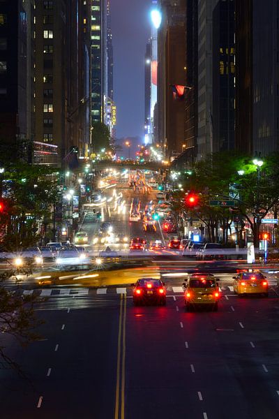 42nd Street in Manhattan New York am Abend von Merijn van der Vliet