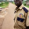 bewaker op een zandweg in Uganda van Eric van Nieuwland