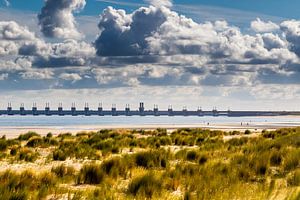 Das Sturmflutwehr der Oosterschelde durch die Dünen