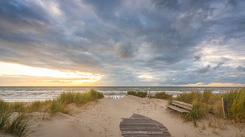 Wolkenlucht bij de strandopgang van Petten aan Zee