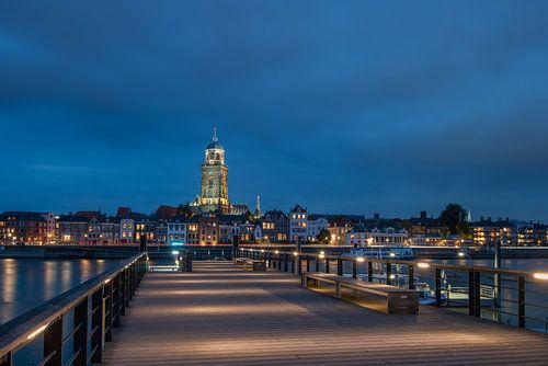 Deventer skyline bij avond met verlichte Lebuinuskerk