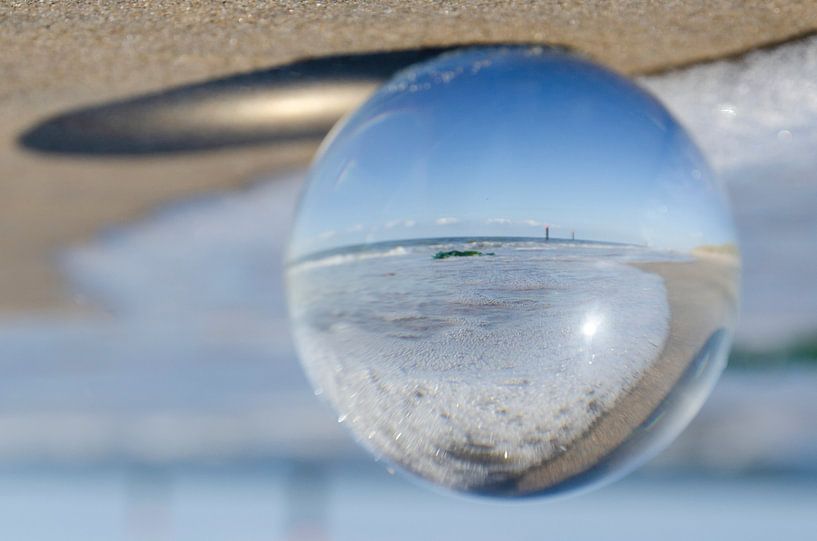 strand en zee door een lensbal by Annelies Cranendonk