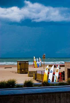 Foto aan het strand van Oostende. van Therese Brals
