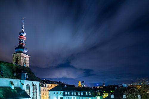Duitsland, Magische nachthemel over daken en skyline van saarbruecke