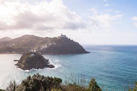 Blick auf die Stadt und den Strand von San Sebastian von Peter Haastrecht, van