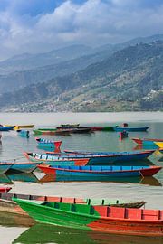 Bunte Holzboote auf dem Phewa-See in Pokhara von Marc Venema