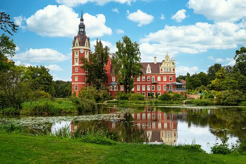 Uitzicht op kasteel Bad Muskau in het Prins Pückler Park