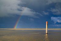 Regenboog op het strand van Texel in de Waddenzee