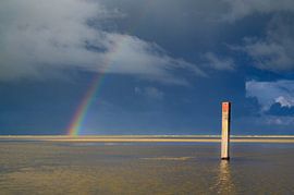 Arc-en-ciel à la plage sur l'île de Texel dans la région de la mer des Wadden sur Sjoerd van der Wal Photographie