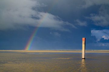 Regenbogen am Strand der Insel Texel in der Wattenmeerregion von Sjoerd van der Wal